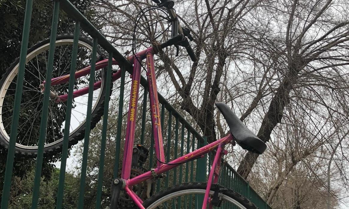 Una bicicletta appesa alle grate