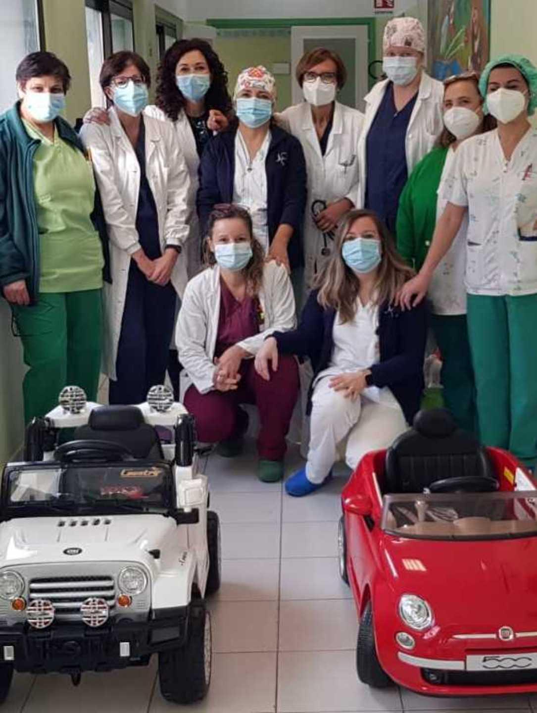 Due mini auto per i bimbi di Pediatria 