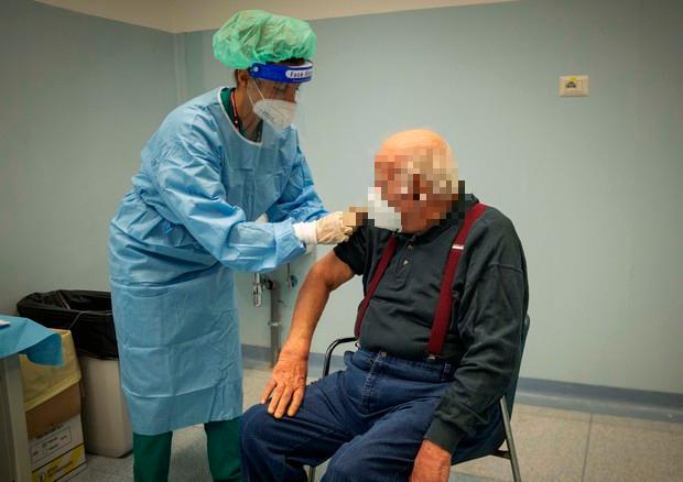 In Sardegna tre canali per prenotare le vaccinazioni: Cup, telefono e medico di famiglia