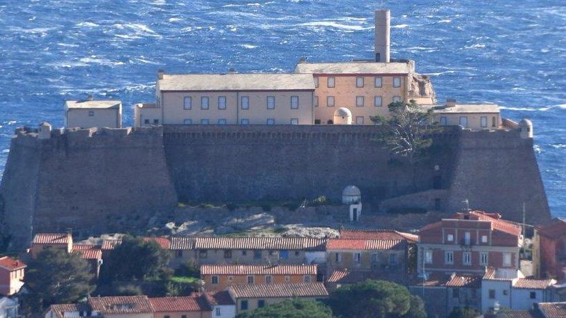 Longilineo, è bravo con arnesi e casseforti: ecco il profilo del "Giuda-Lupin" di Capraia