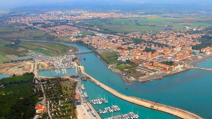 Una veduta aerea del porto di Cecina come si presentava alcuni anni fa (foto Muzzi)