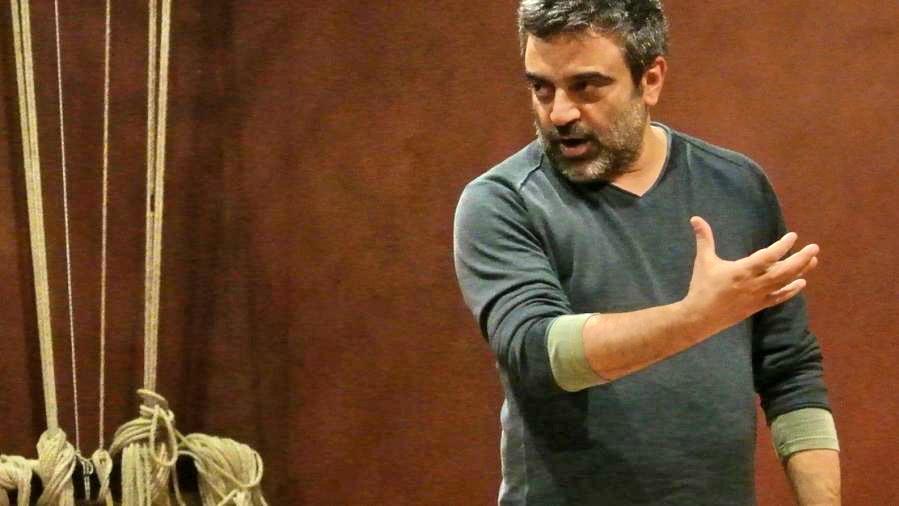 Massimiliano Civica durante uno spettacolo