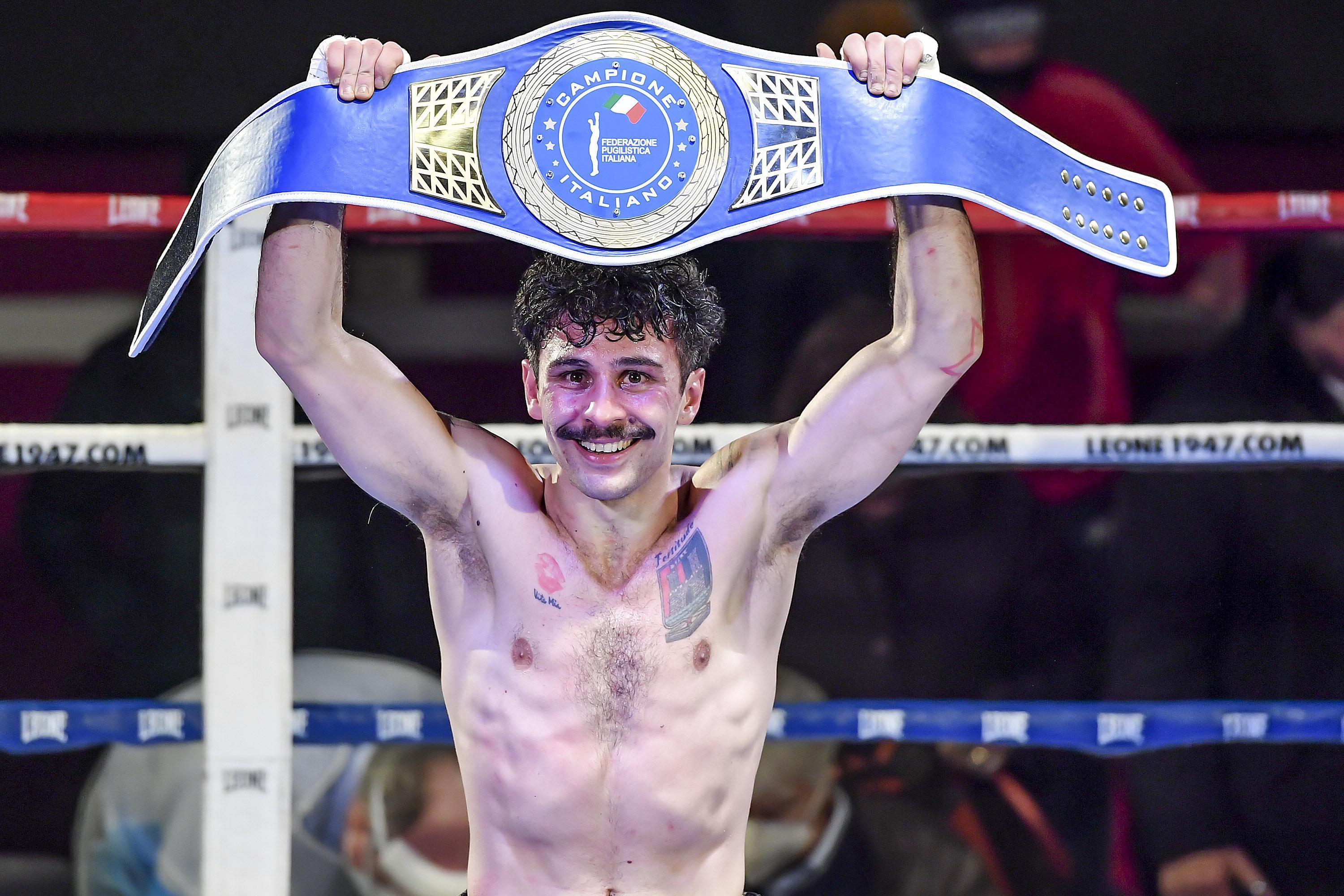 Jonathan Sannino mostra la sua cintura di campione italiano dei pesi supergallo (foto Marzi-Masini)