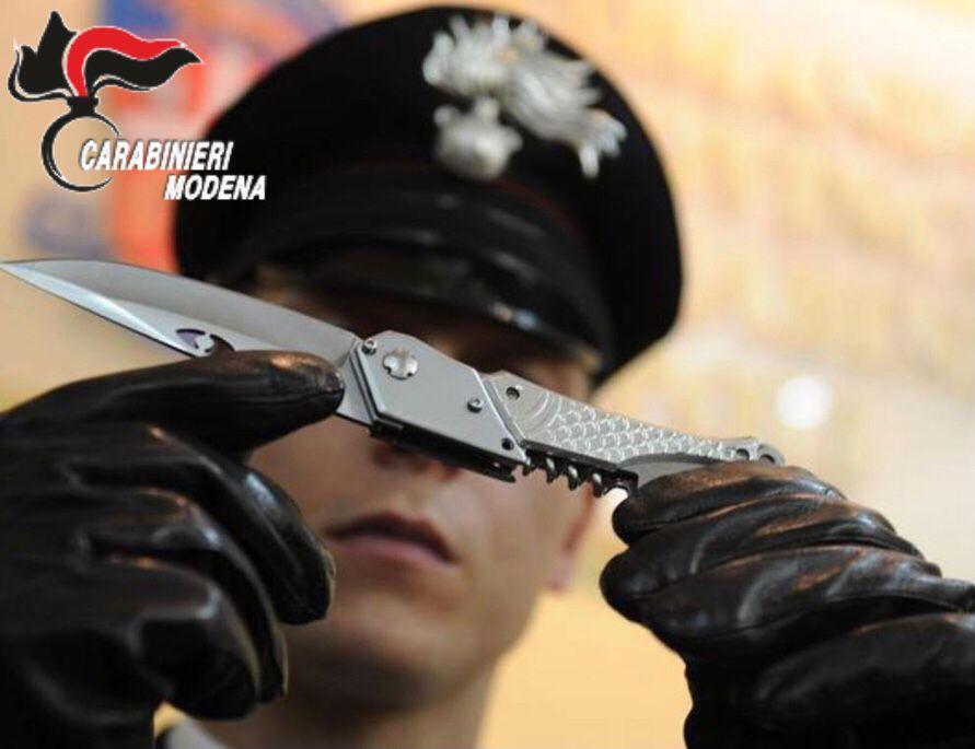 Carpi. Sorpreso in giro dopo le 22 con in tasca un coltello lungo 16 centimetri. Denunciato e multato