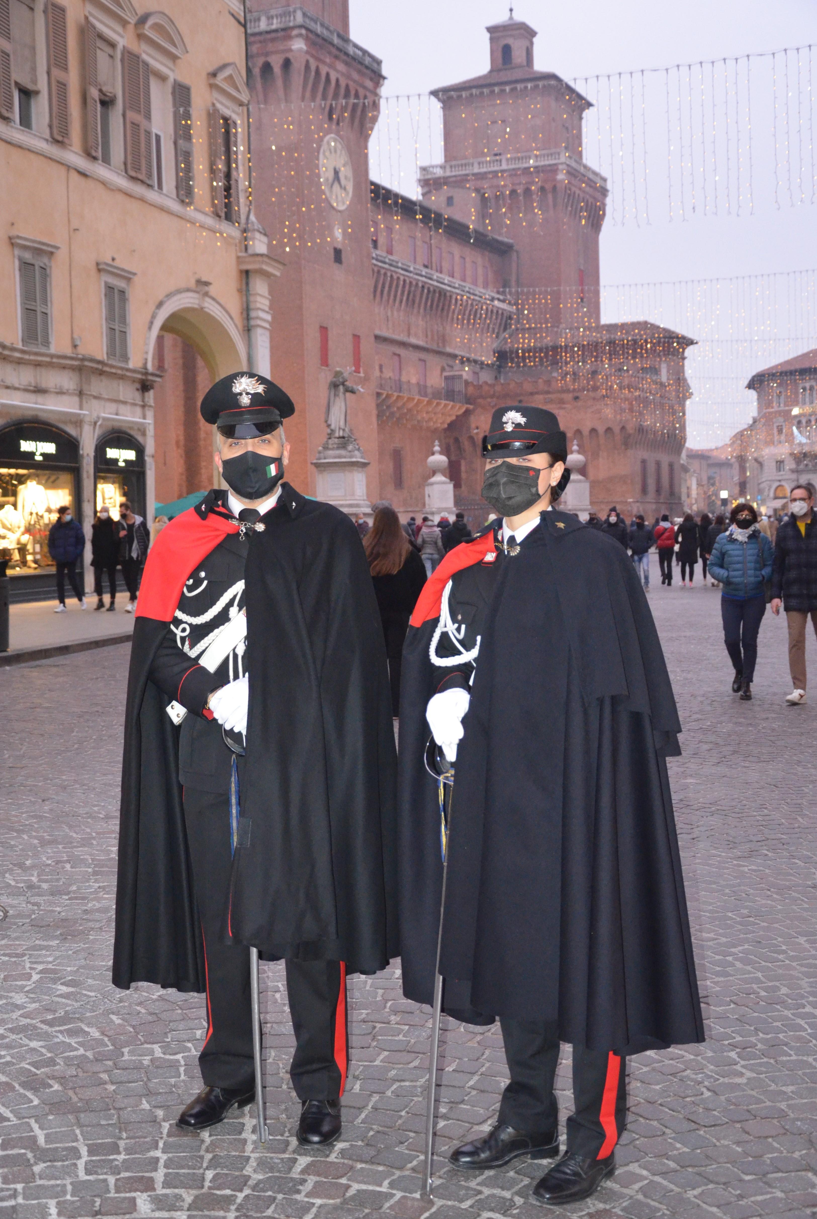 Al telefono fra le stradine del centro di Ferrara, ma non ci poteva stare: denunciato 