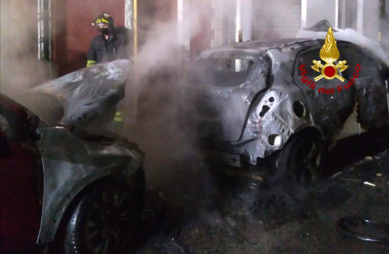 Cagliari, quattro vetture in fiamme a Is Mirrionis