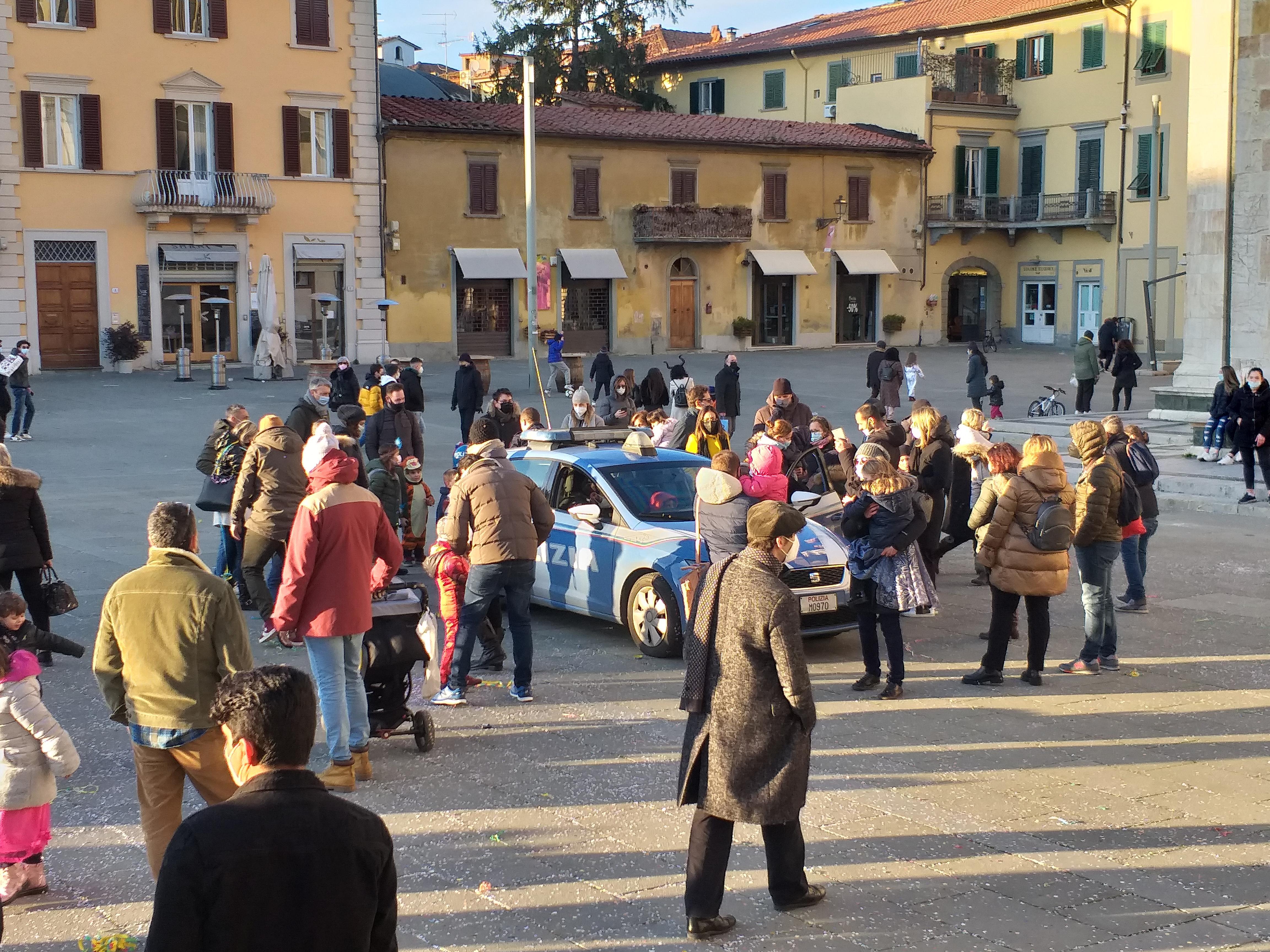 La volante della polizia in piazza Santa Maria delle Carceri