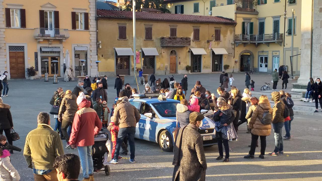 La volante della polizia in piazza Santa Maria delle Carceri