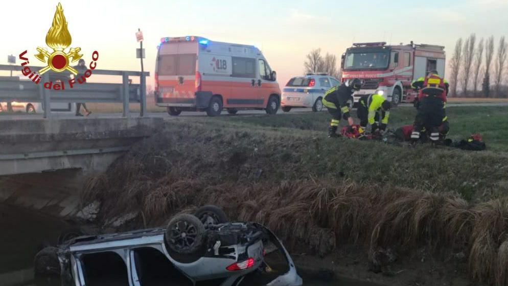 Concordia, esce di strada e finisce con l'auto nel canale: muore un 40enne
