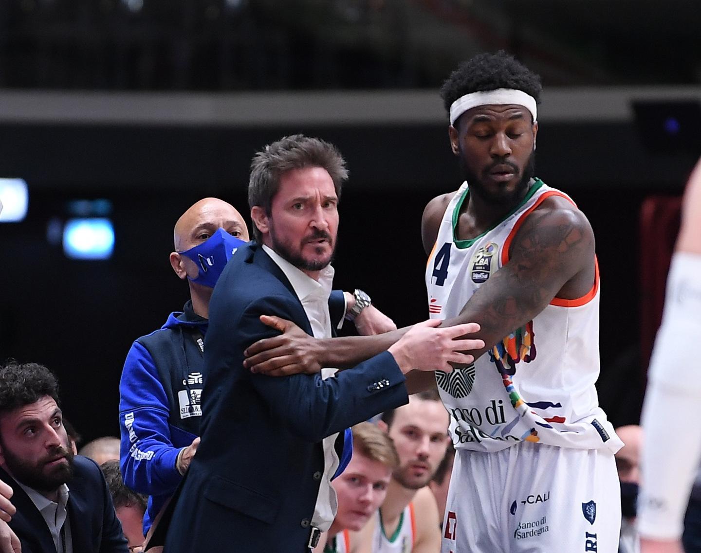 Pozzecco trattenuto da Burnell sotto lo sguardo di Sardara