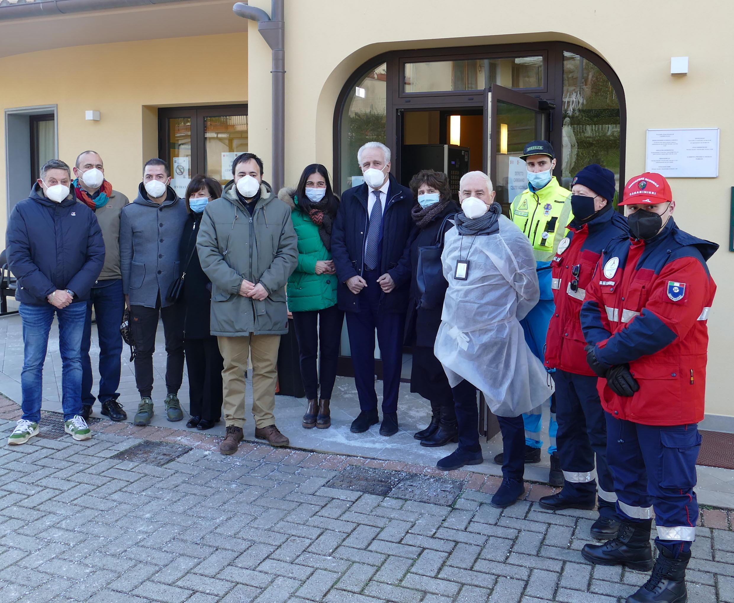il presidente della Regione Eugenio Giani (al centro) e il sindaco di Carmignano Edoardo Prestanti (quinto da sinistra) insieme allo staff dell’Asl durante le vaccinazioni