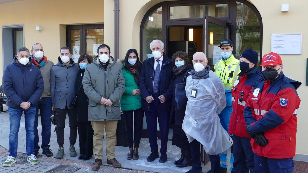il presidente della Regione Eugenio Giani (al centro) e il sindaco di Carmignano Edoardo Prestanti (quinto da sinistra) insieme allo staff dell’Asl durante le vaccinazioni