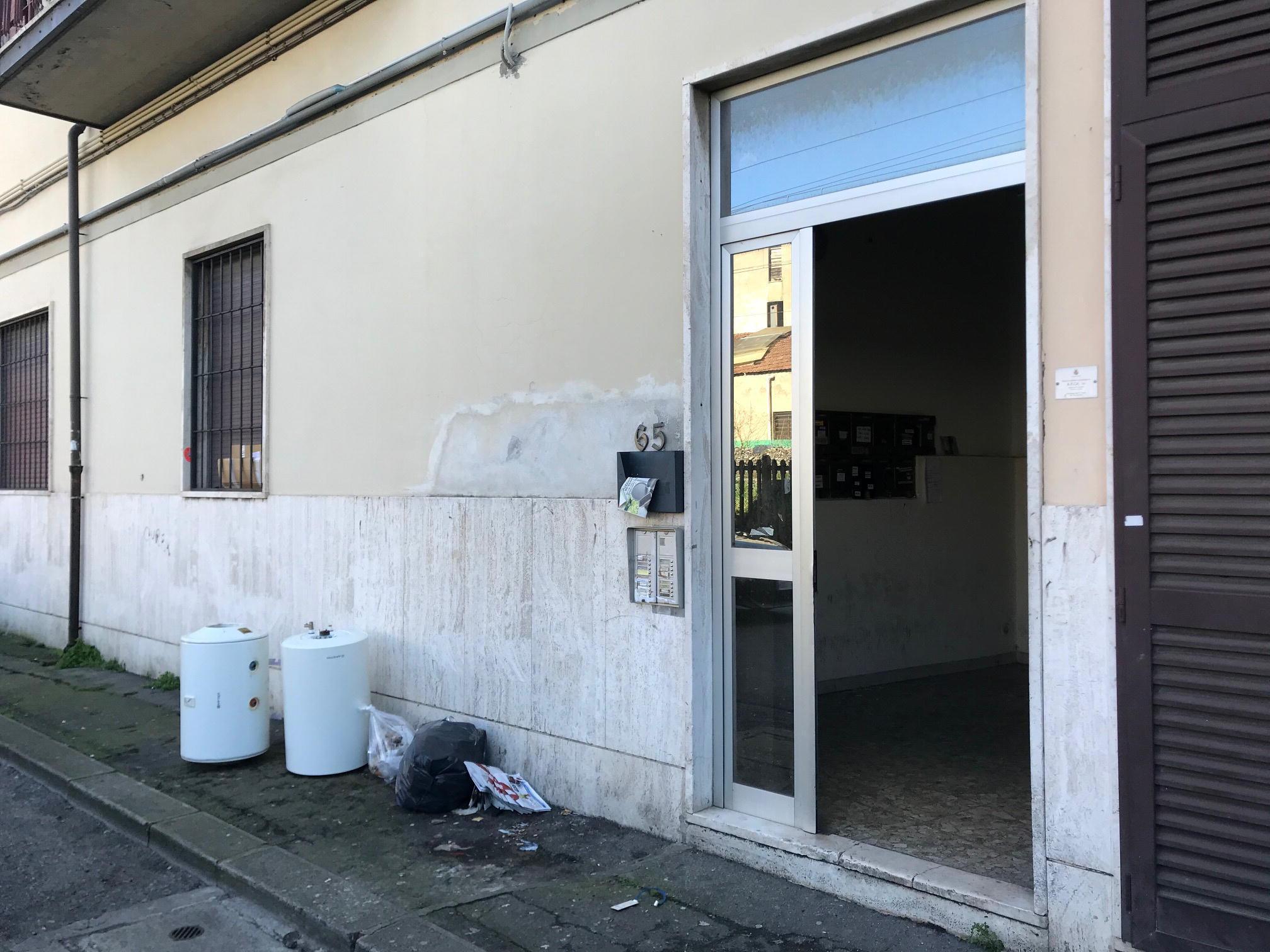 L'ingresso della palazzina dove c'è l'appartamento dove è scoppiata la lite sfociata nel sangue