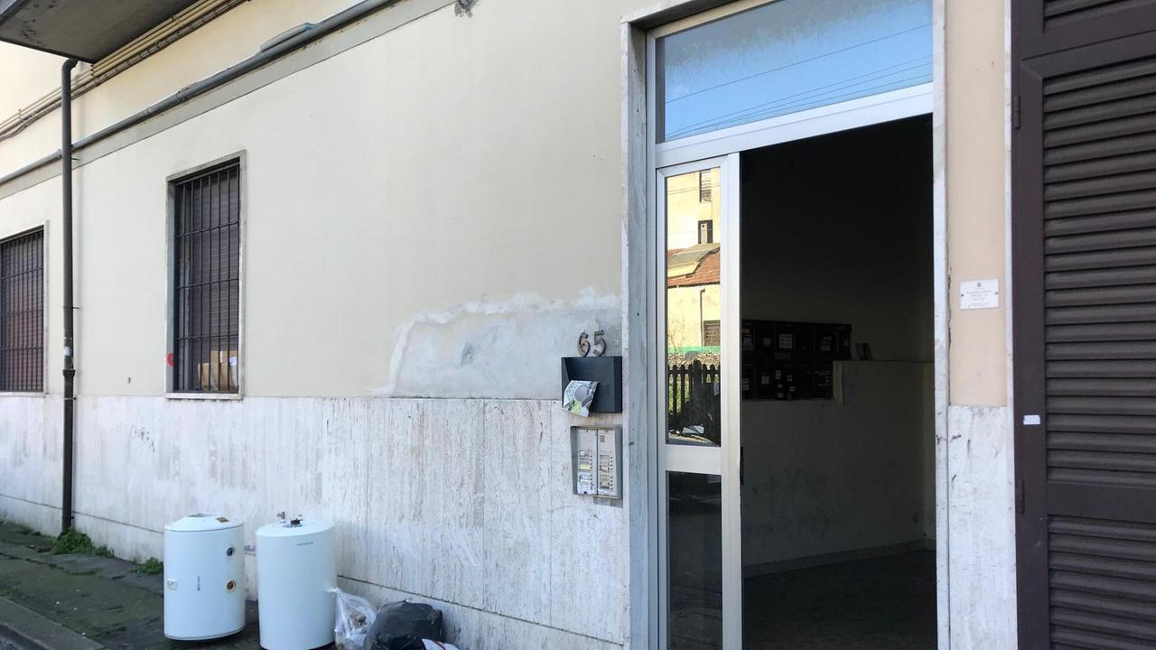 L'ingresso della palazzina dove c'è l'appartamento dove è scoppiata la lite sfociata nel sangue