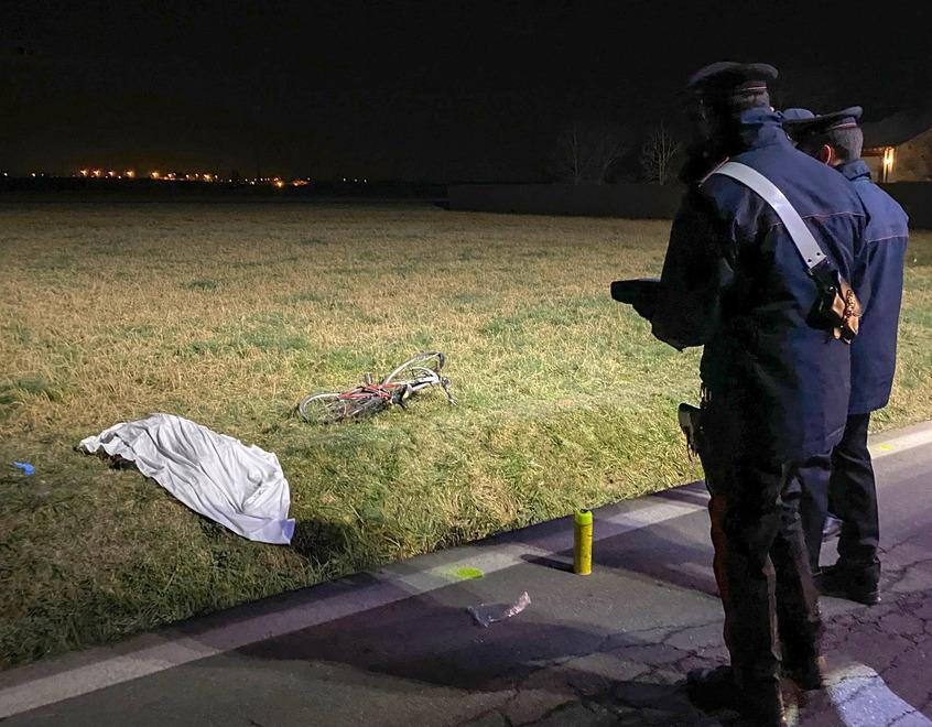 Trovato morto assiderato nel fosso: ipotesi auto pirata per il ciclista 