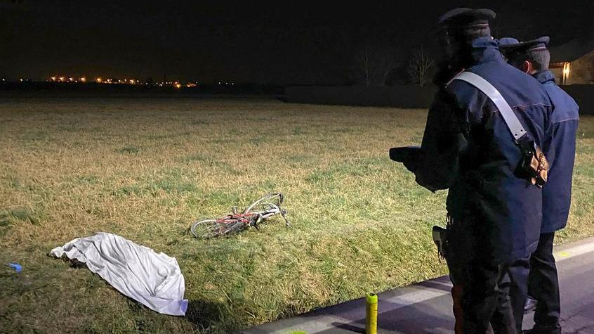 Trovato morto assiderato nel fosso: ipotesi auto pirata per il ciclista
