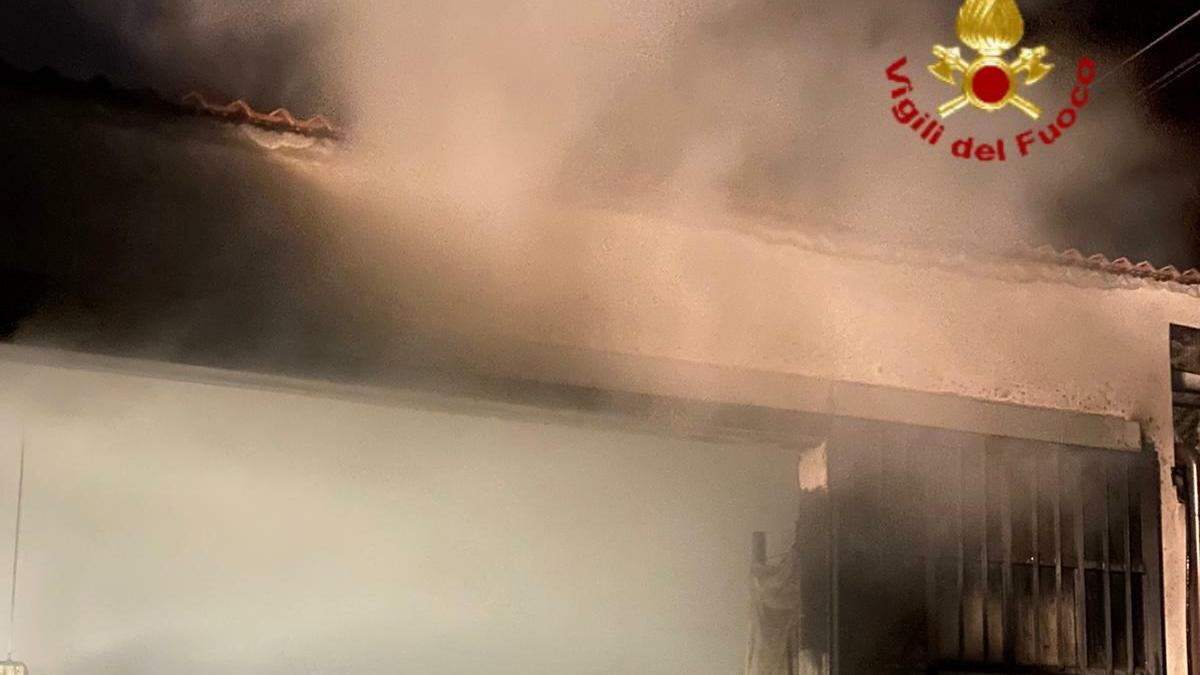 I vigili del fuoco all'opera sull'incendio