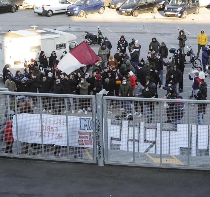 Quei cori al gelo, fuori dallo stadio Perché «il Livorno siamo noi»