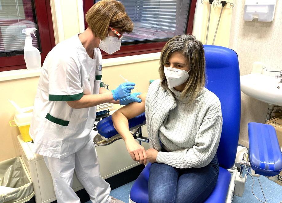 «Finalmente s’intravede una via d’uscita» Quasi cento gli insegnanti già vaccinati 