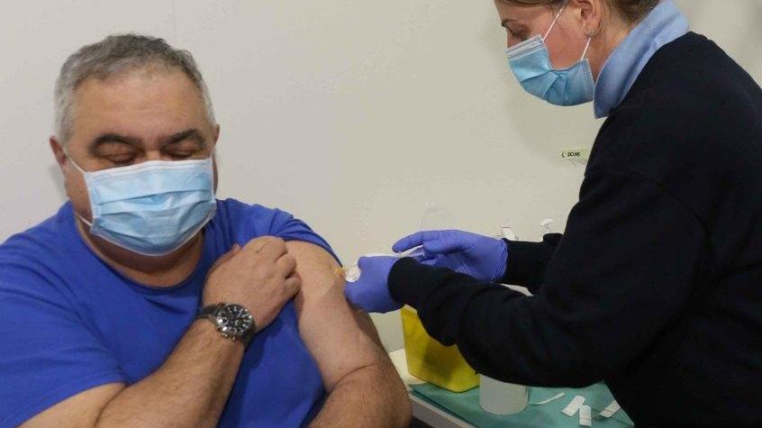 Altri tre reggiani uccisi dal Covid in 24 ore Vaccini agli over 85, via alle prenotazioni