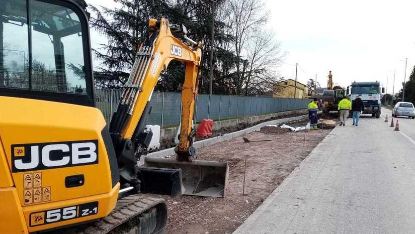 Le ruspe in azione per la pista ciclabile Occhio alle code