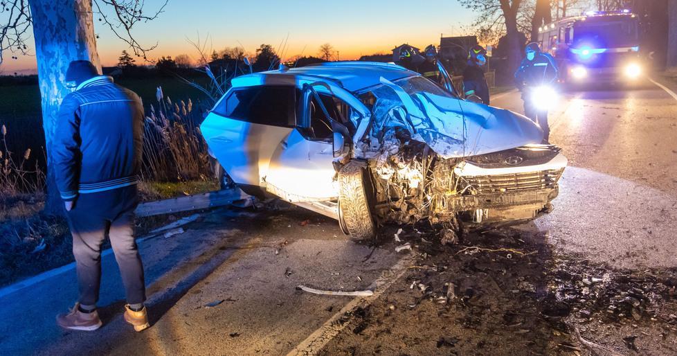 Auto contro platano, un ferito