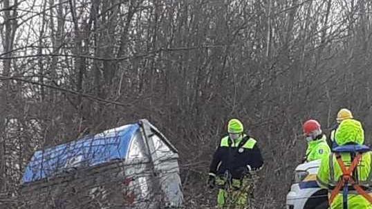 Vandalismo ai laghetti cassonetto sulla riva
