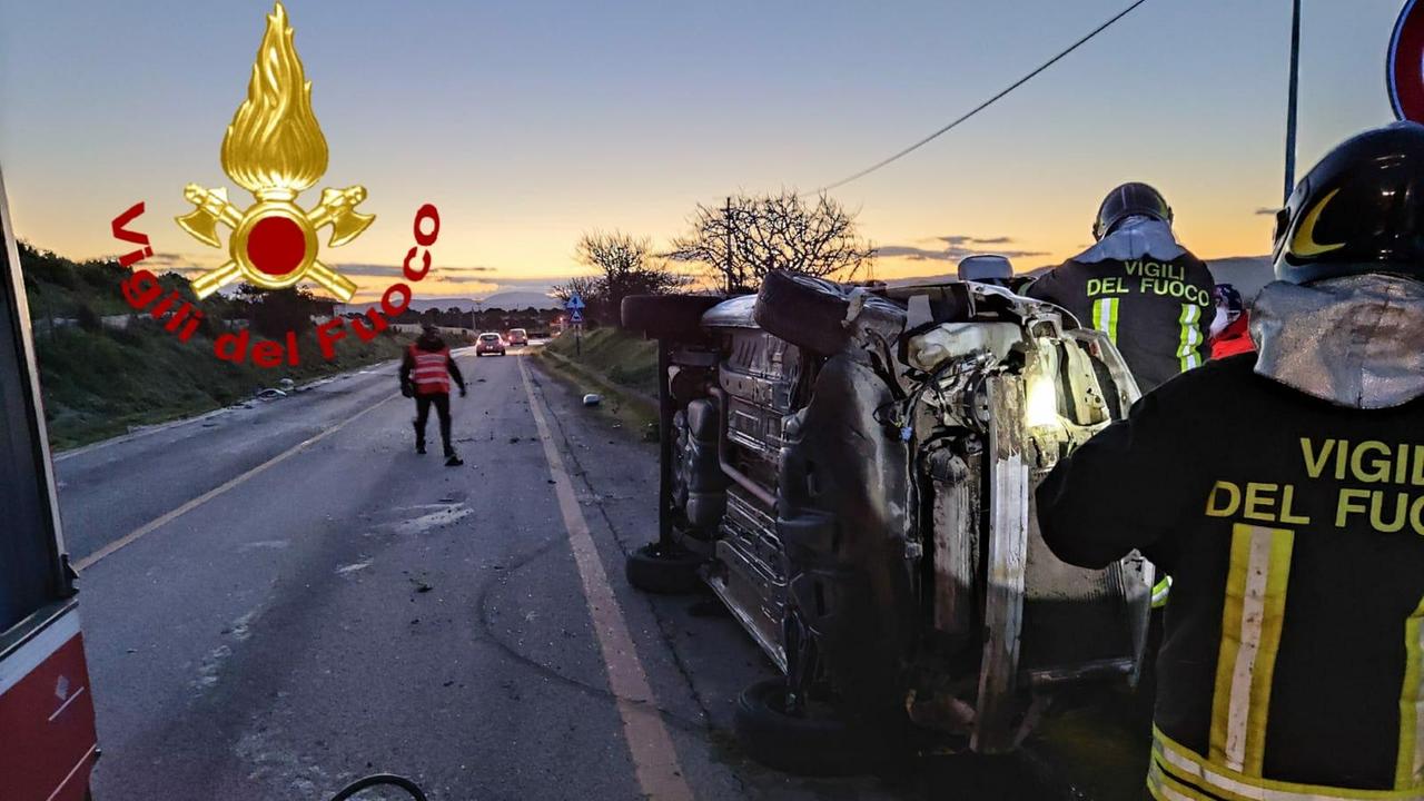 Sassari-Olbia: furgone fuori strada, i vigili del fuoco estraggono l'autista dal mezzo