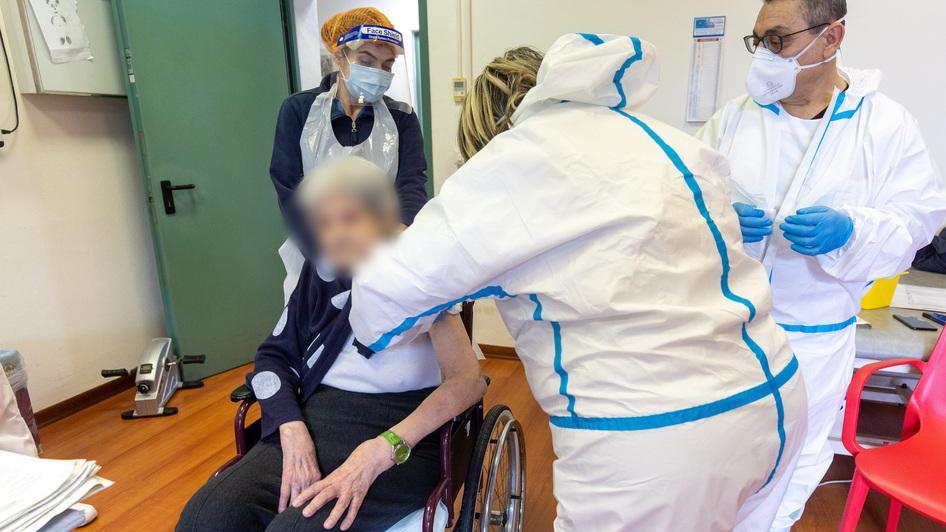 Arriva il vaccino per gli over 80, ma Pistoia partirà fra sette giorni