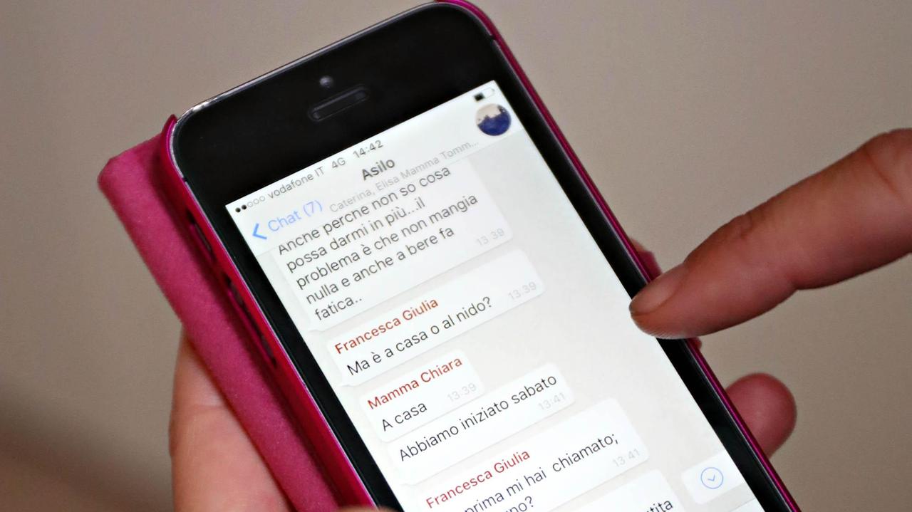 Basta chat docenti-genitori: a scuola scatta la circolare