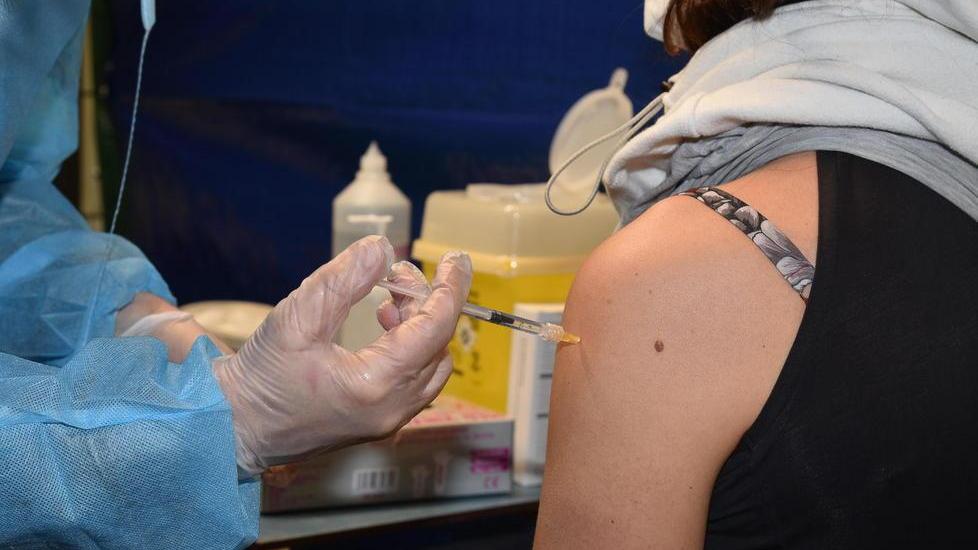 Al via le vaccinazioni degli ultraottantenni: «Ma fare calendari non è ancora possibile»
