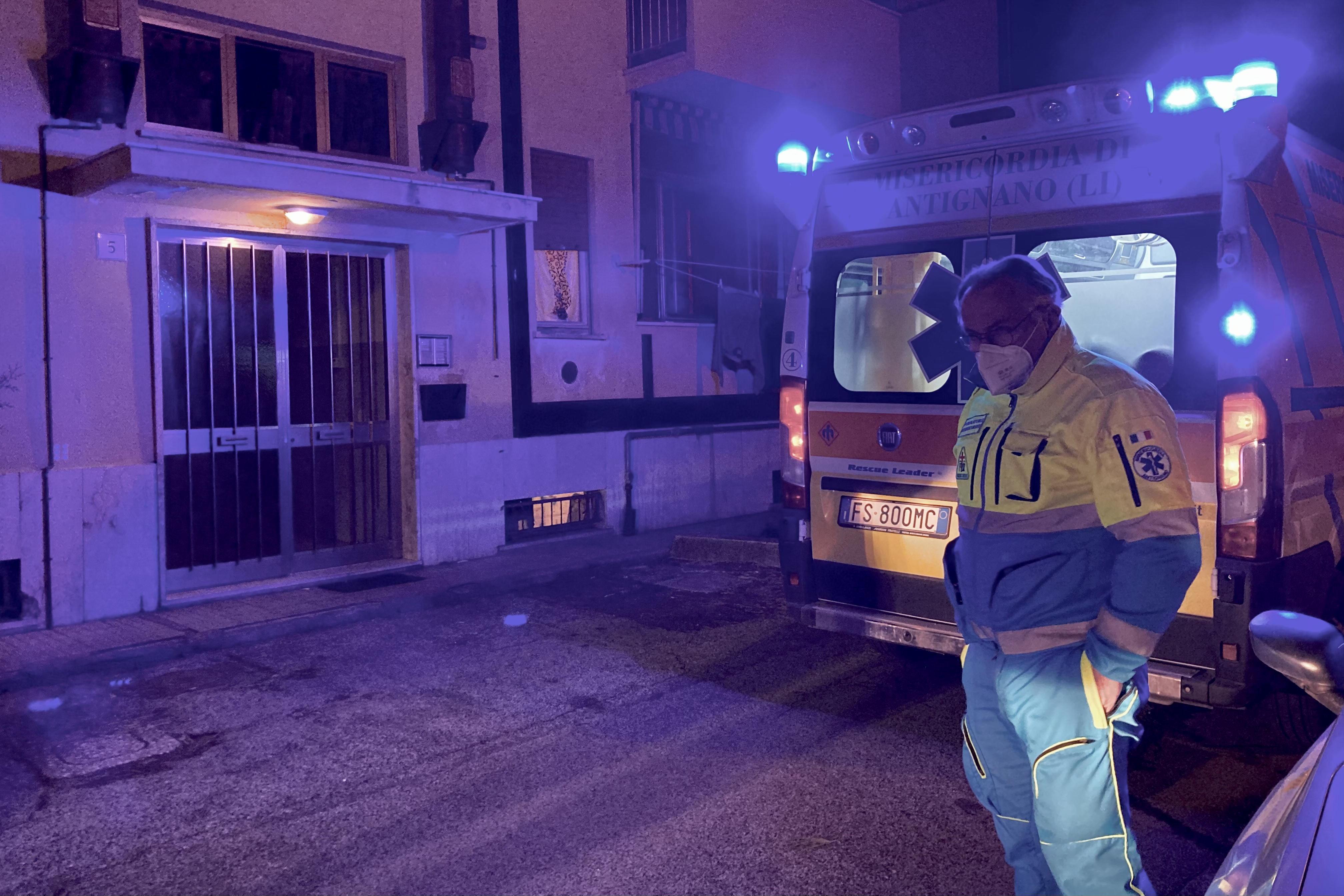 Un'ambulanza della Misericordia di Antignano con un volontario in via Aspromonte (foto Marzi)