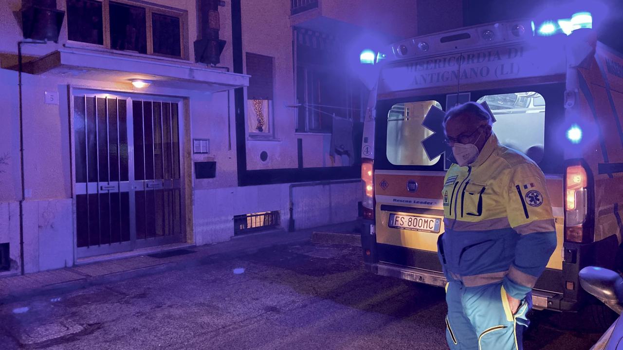 Un'ambulanza della Misericordia di Antignano con un volontario in via Aspromonte (foto Marzi)