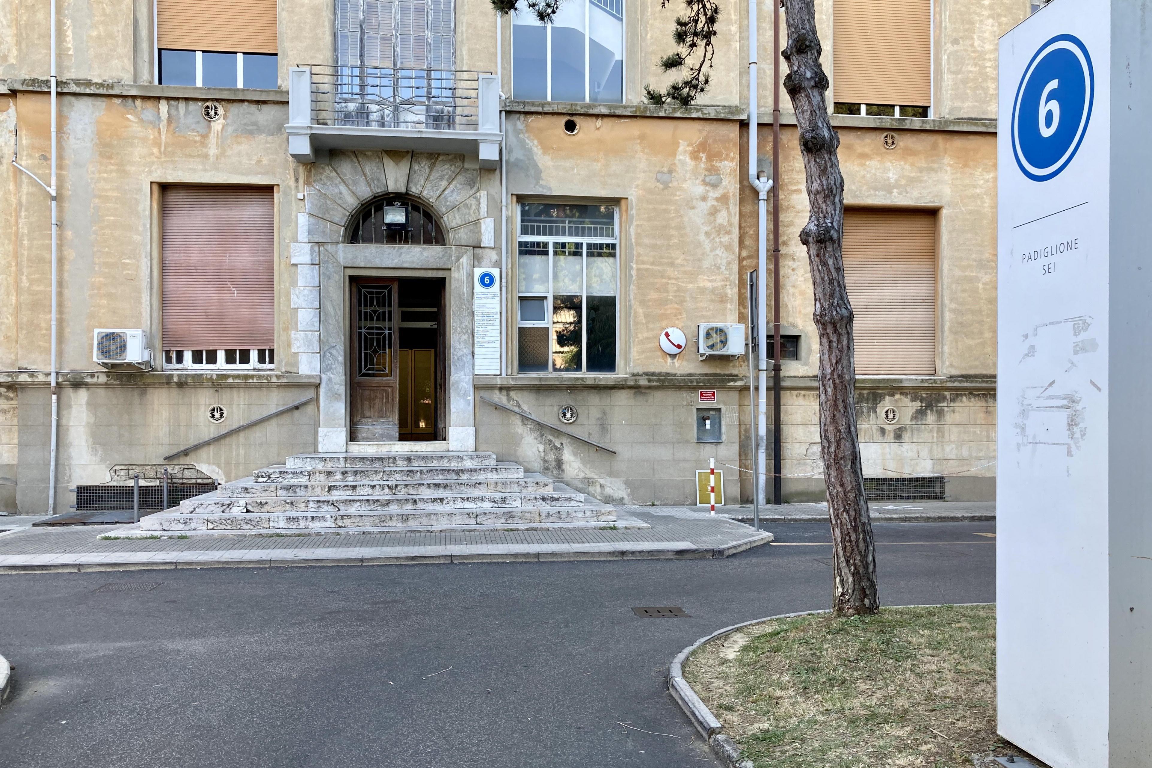 Paziente di 81 anni dimessa nuda dall’ospedale: è il secondo caso a Livorno