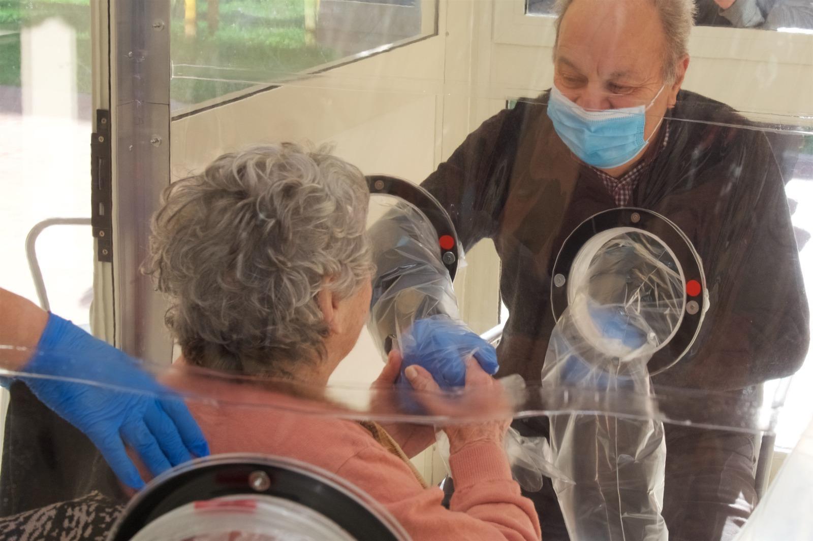 Inaugurata la "stanza degli abbracci" nella casa di riposo di Marlia