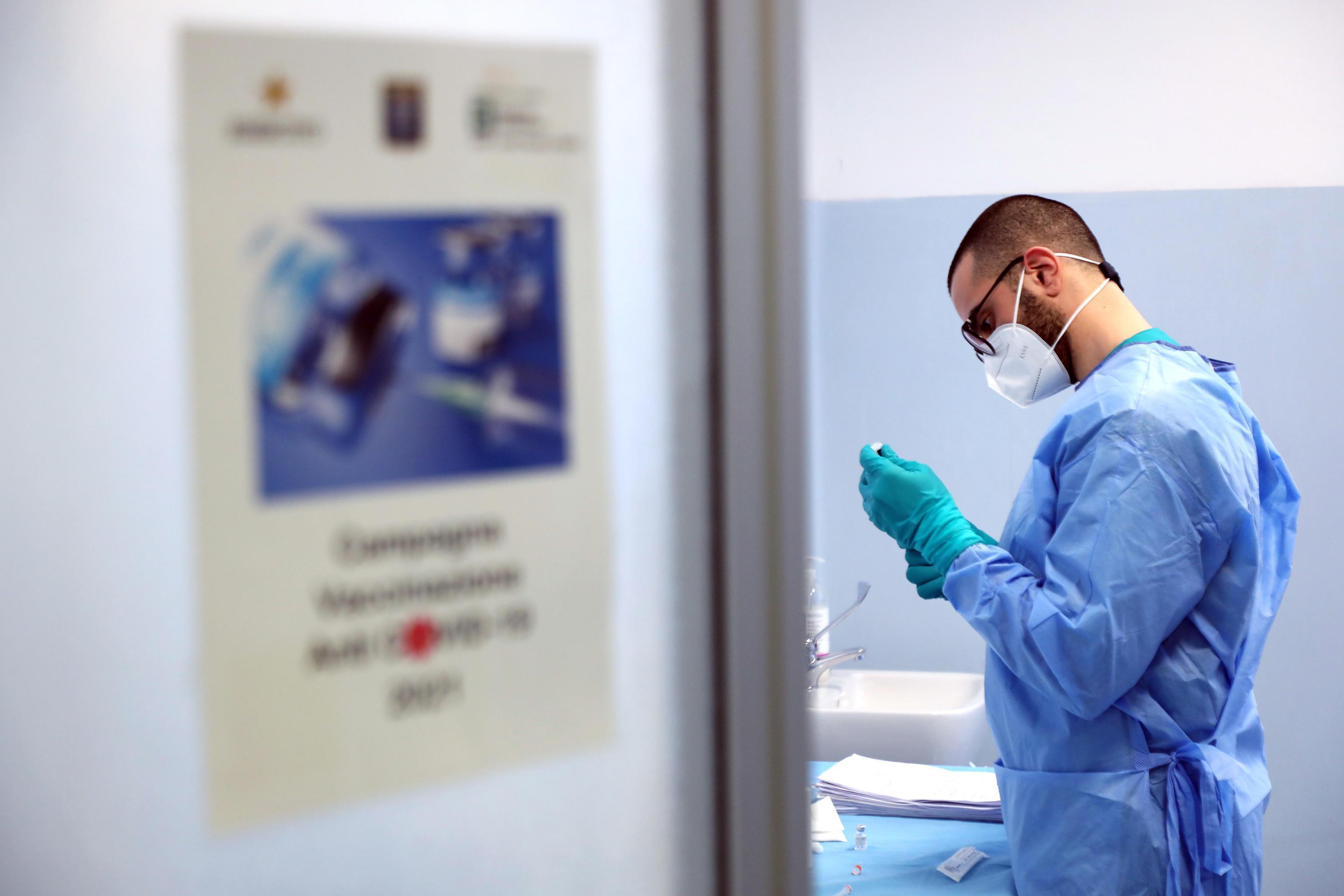 Vaccino in Toscana, prime dosi agli over 80 ma è una partenza al rallentatore