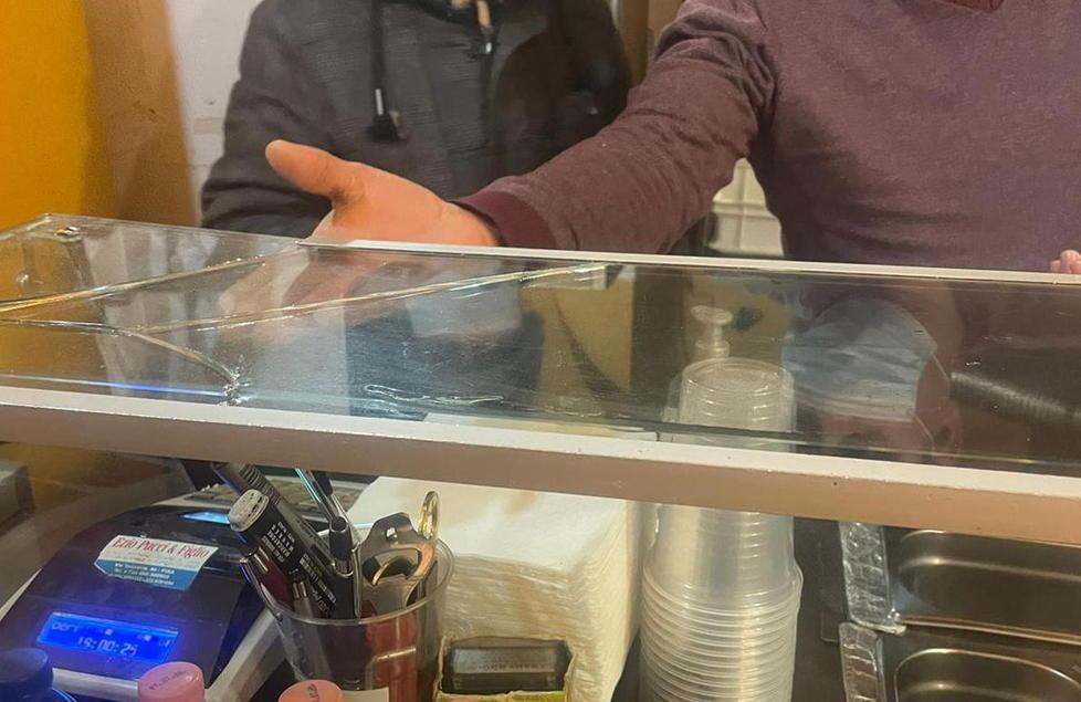 Il bancone del kebab danneggiato
