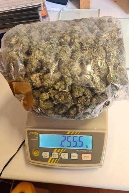 Sbarca sul porto con due etti e mezzo di marijuana, denunciato un trentenne