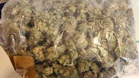 Sbarca sul porto con due etti e mezzo di marijuana, denunciato un trentenne