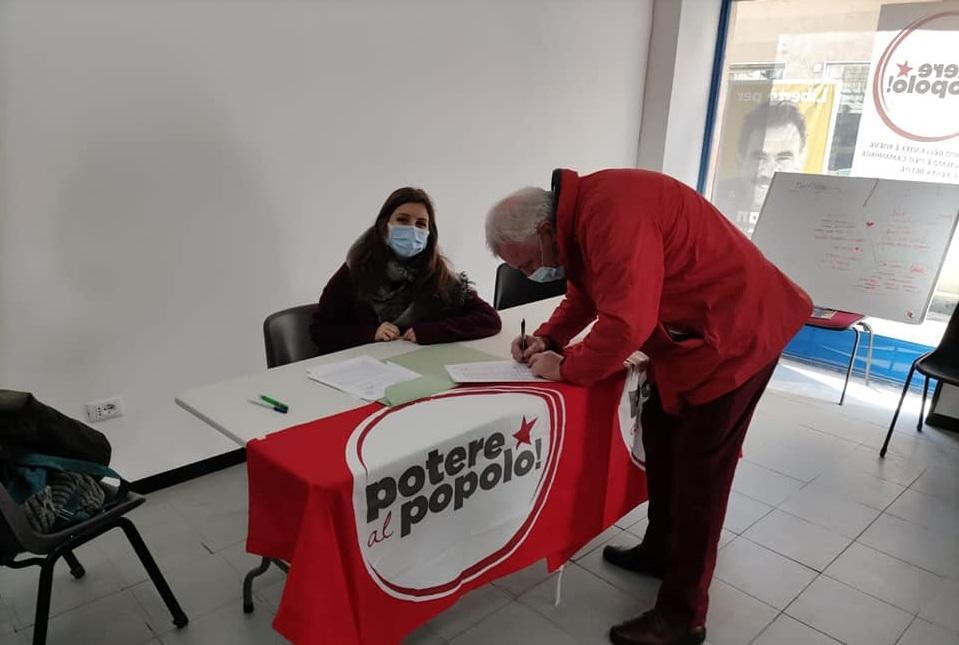 Un uomo mentre firma la proposta di legge