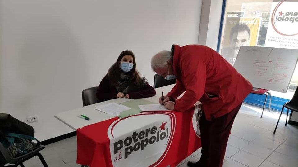 Un uomo mentre firma la proposta di legge