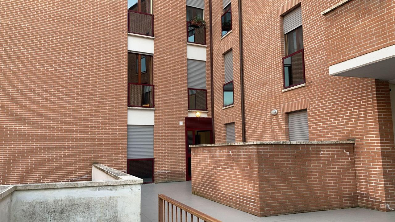 Un particolare dell'edificio di via Bulgaria (foto Marzi)