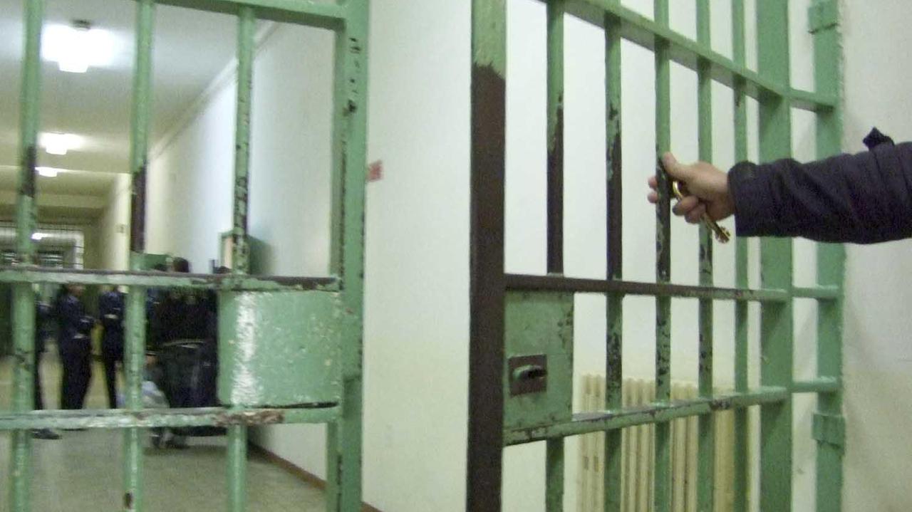 Va al colloquio con il figlio detenuto con la droga: arrestata