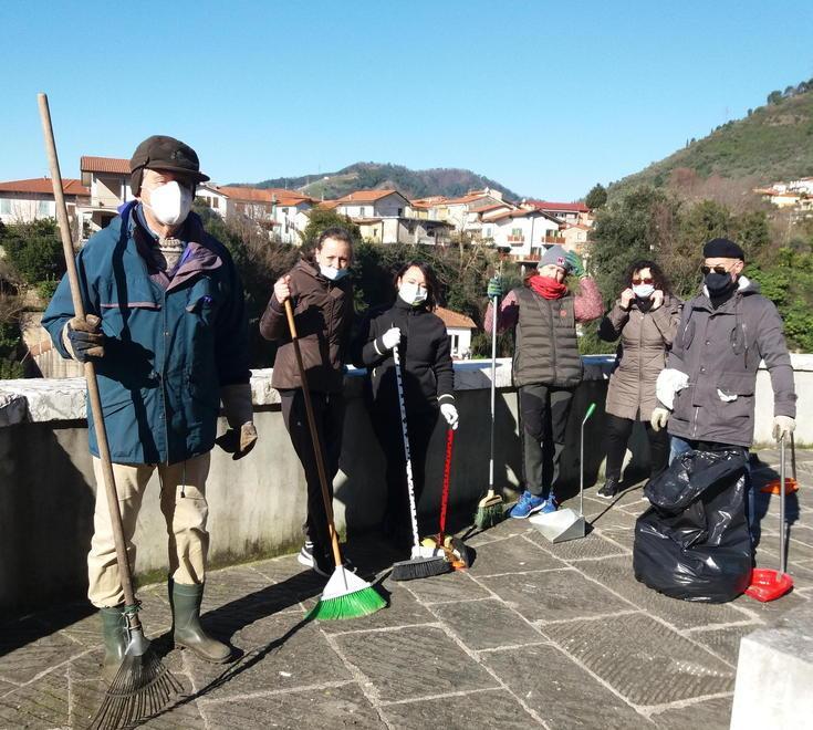 Nel quartiere il netturbino non passa e i residenti puliscono le strade