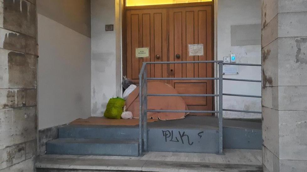 Dorme per strada davanti all’ex tribunale: «A casa non ci torno, finché resisto sto qui»