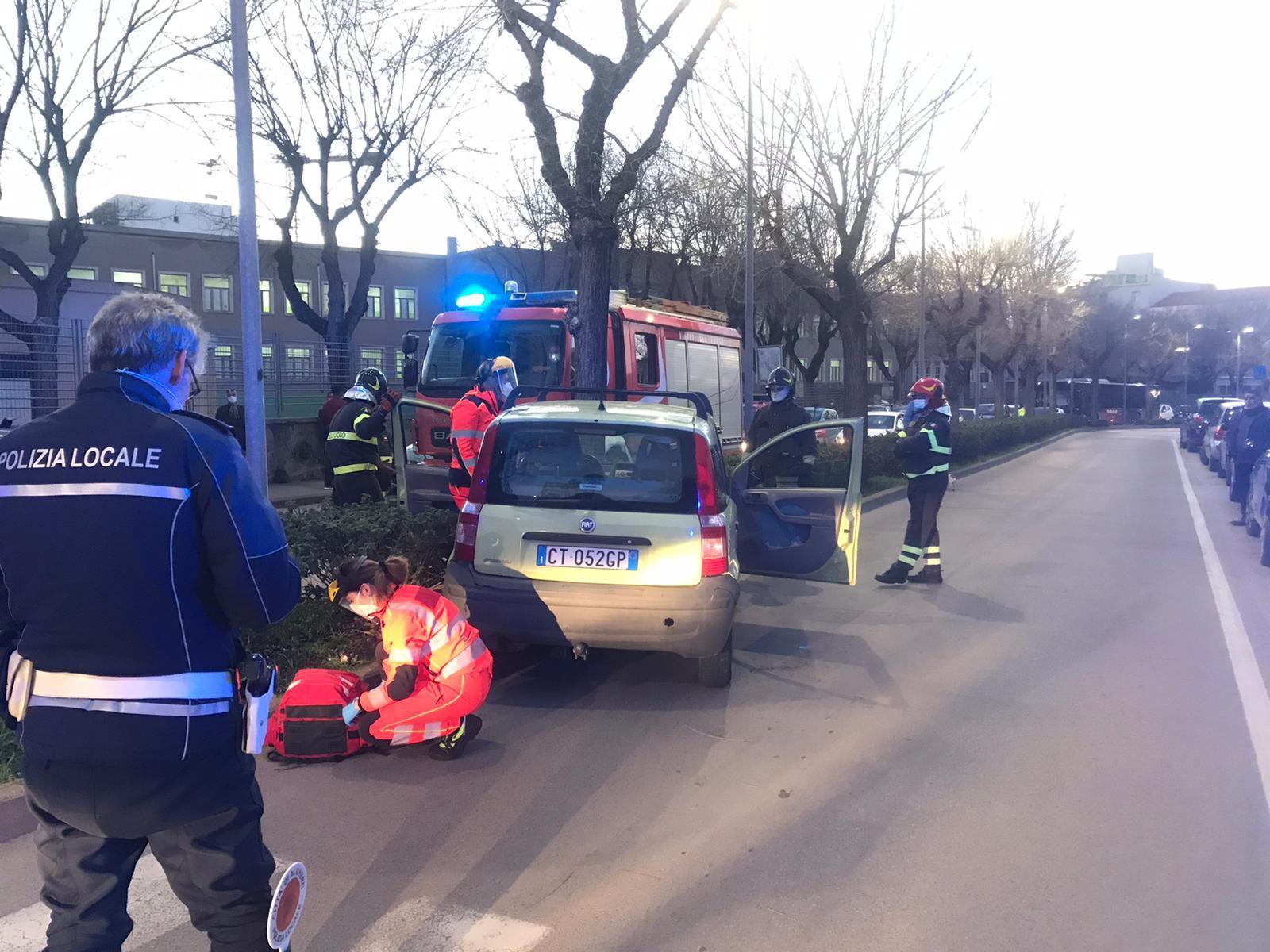 Alghero, auto finisce contro un albero 