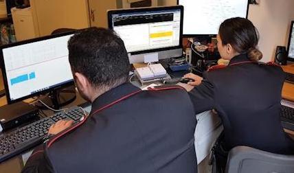 Carabinieri intenti in una ricerca investigativa sul web (foto di repertorio)