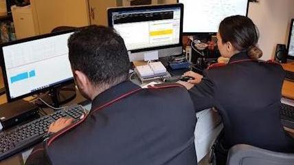 Carabinieri intenti in una ricerca investigativa sul web (foto di repertorio)