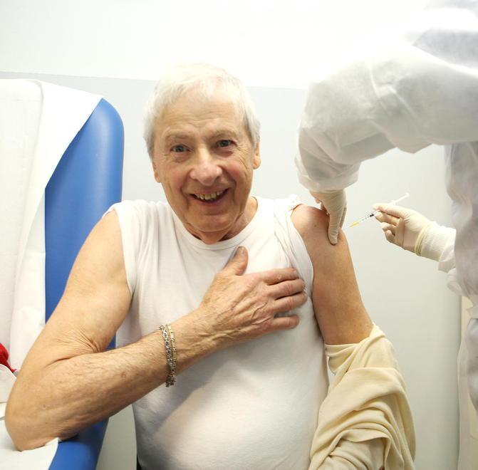 La prima iniezione del vaccino al primo ultraottantenne della provncia, Umberto Ferretti (Foto Nucci)