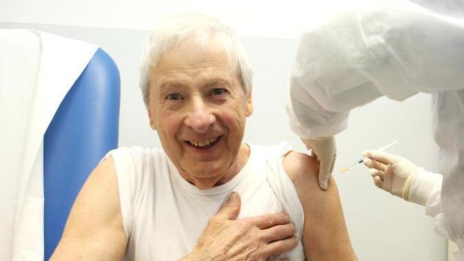 La prima iniezione del vaccino al primo ultraottantenne della provncia, Umberto Ferretti (Foto Nucci)
